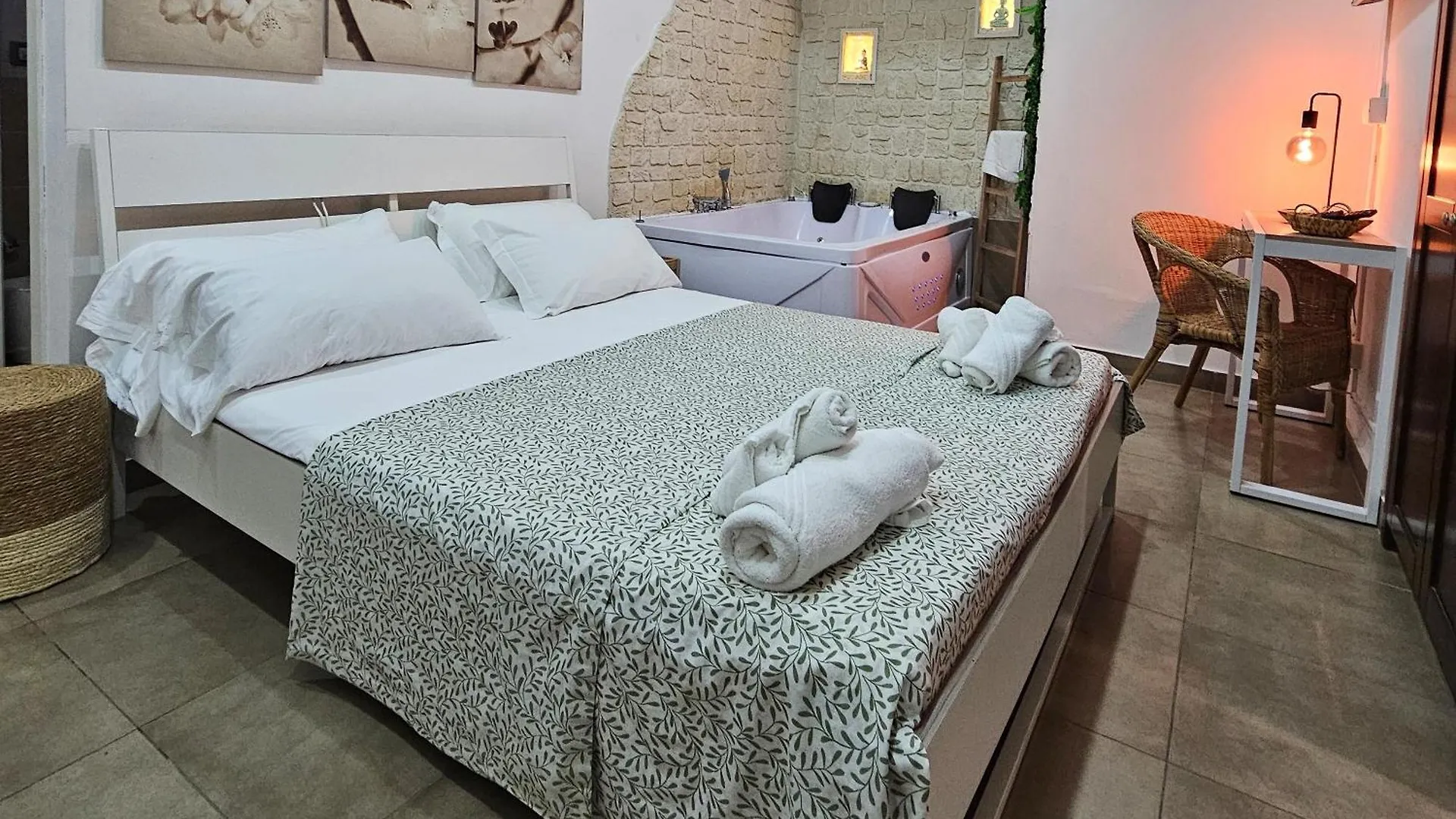 B&B Napoli Centrale Room&Jacuzzi Naples