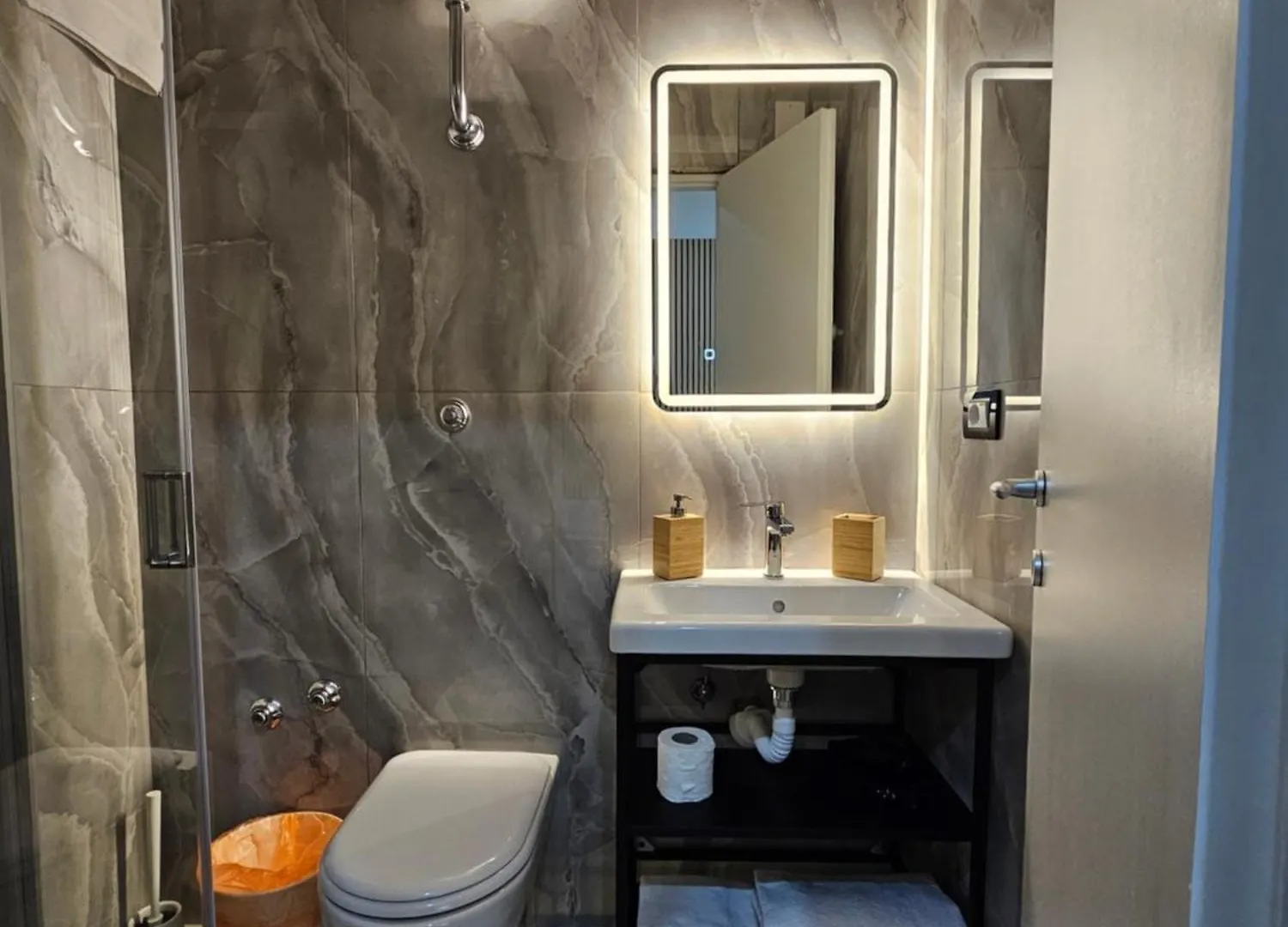 B&B Napoli Centrale Room&Jacuzzi 2*, Naples